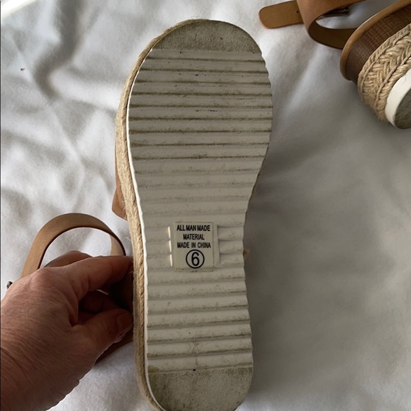 Tan sandals - Picture 3 of 4